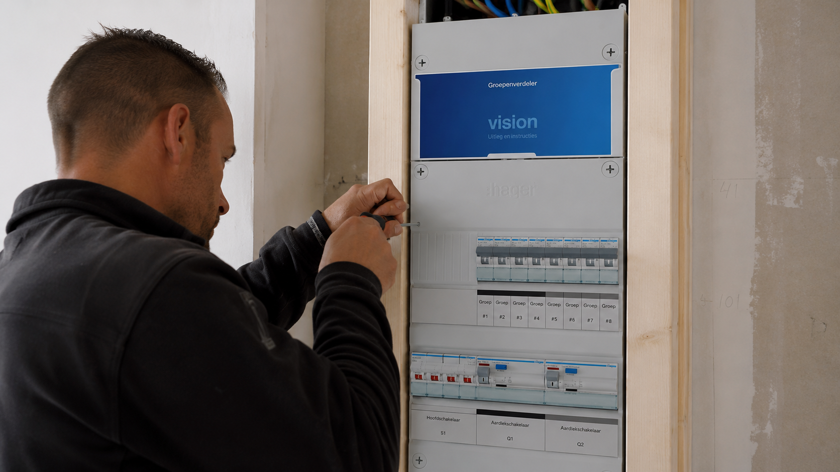 Nieuwe groepenkast met overzichtelijk gemonteerde installatieautomaten
